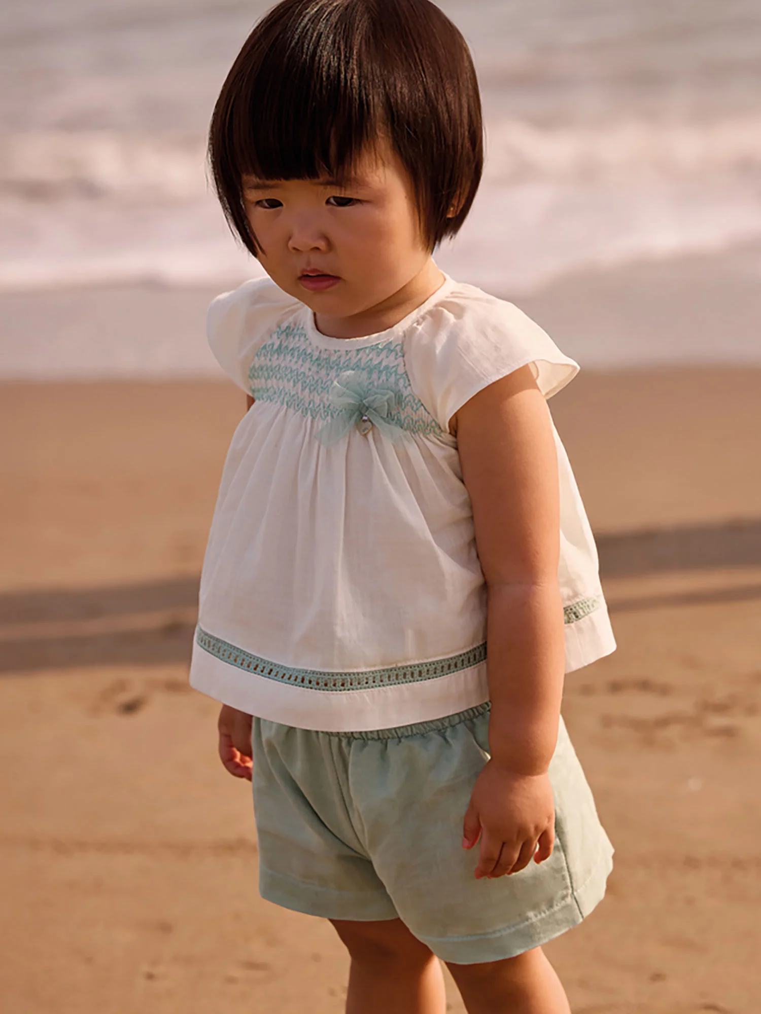 Completo Mayoral Bambina blusa e bermuda con applicazioni verde acqua - Image 4