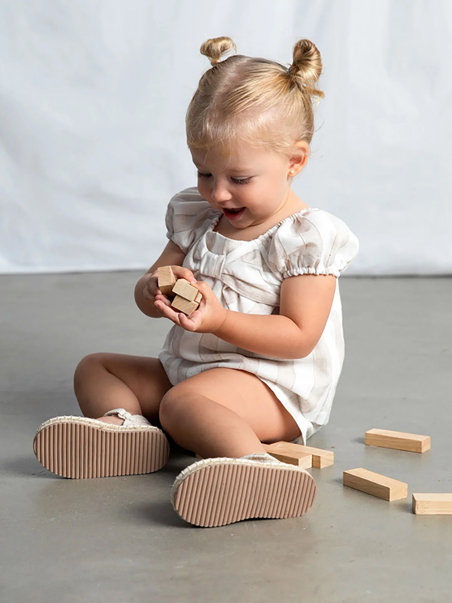 Completo Mayoral neonata blusa e bermuda a righe nocciola - Image 4