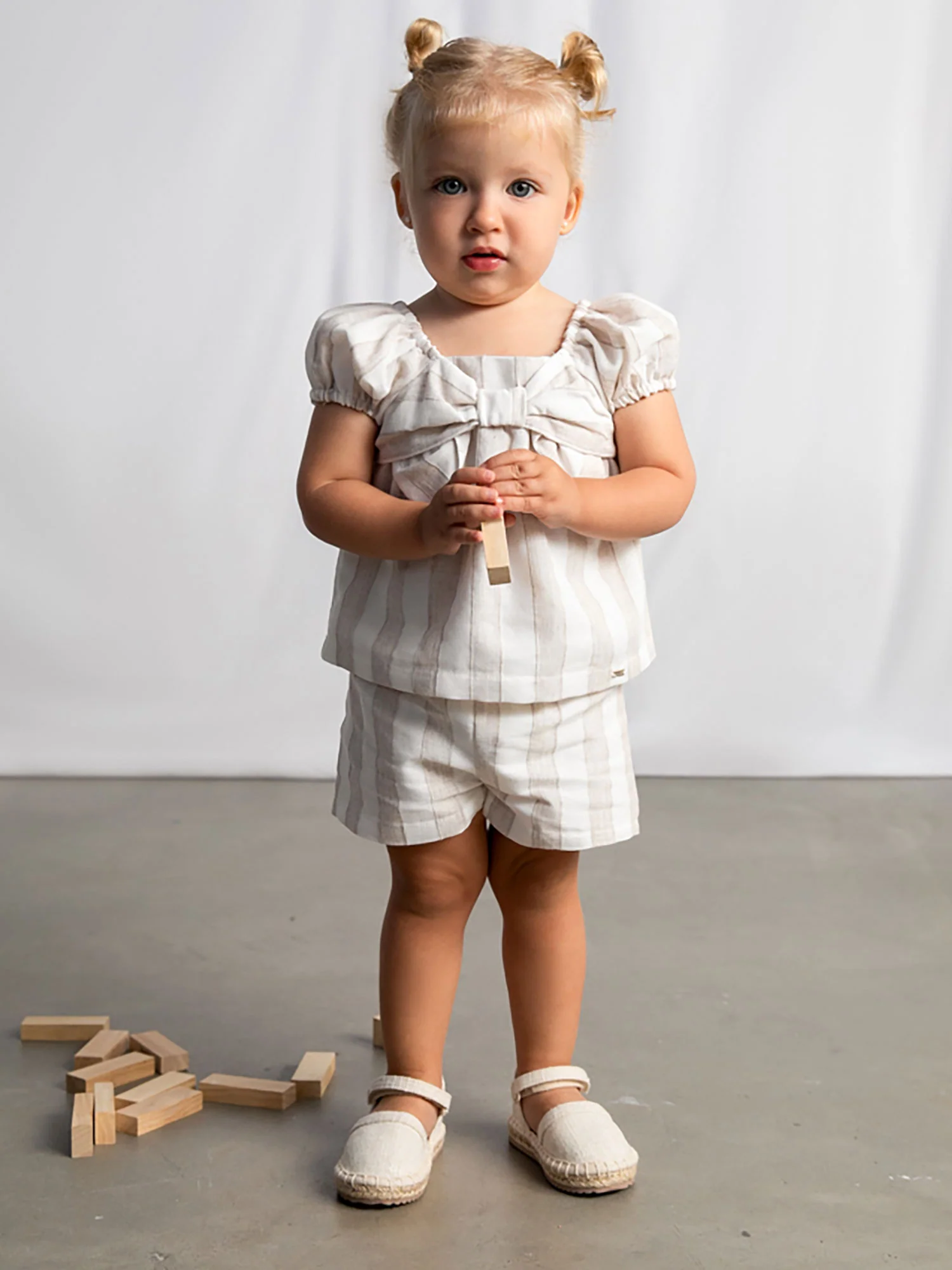 Completo Mayoral neonata blusa e bermuda a righe nocciola - Image 6