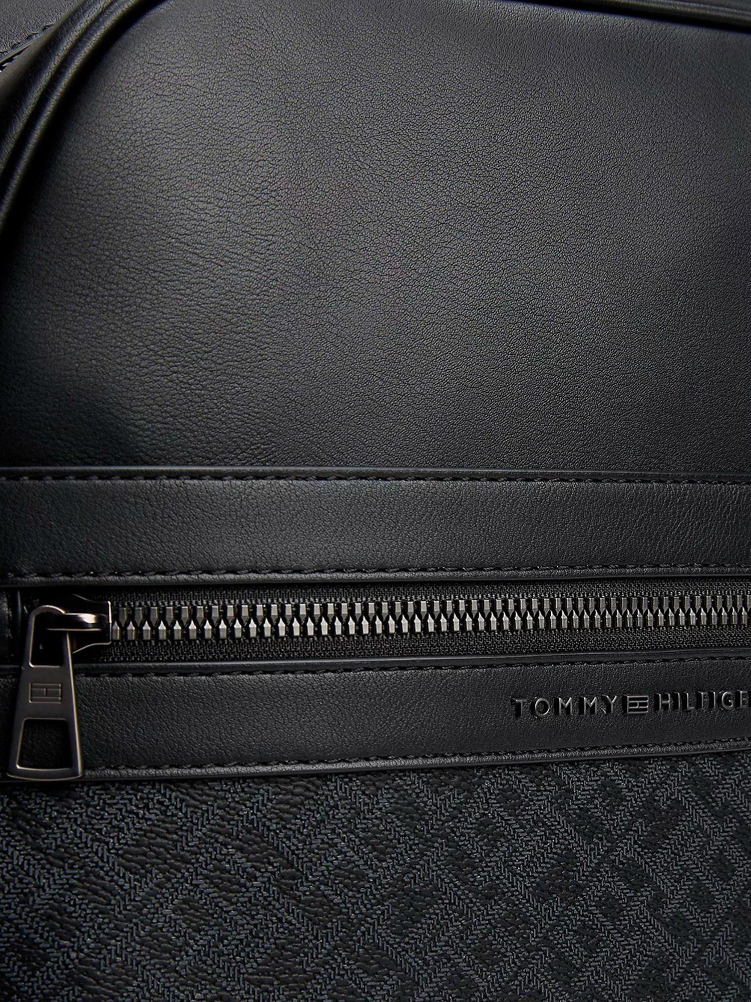 Zaino Tommy Hilfiger con stampa monogram tono su tono nero - Image 3