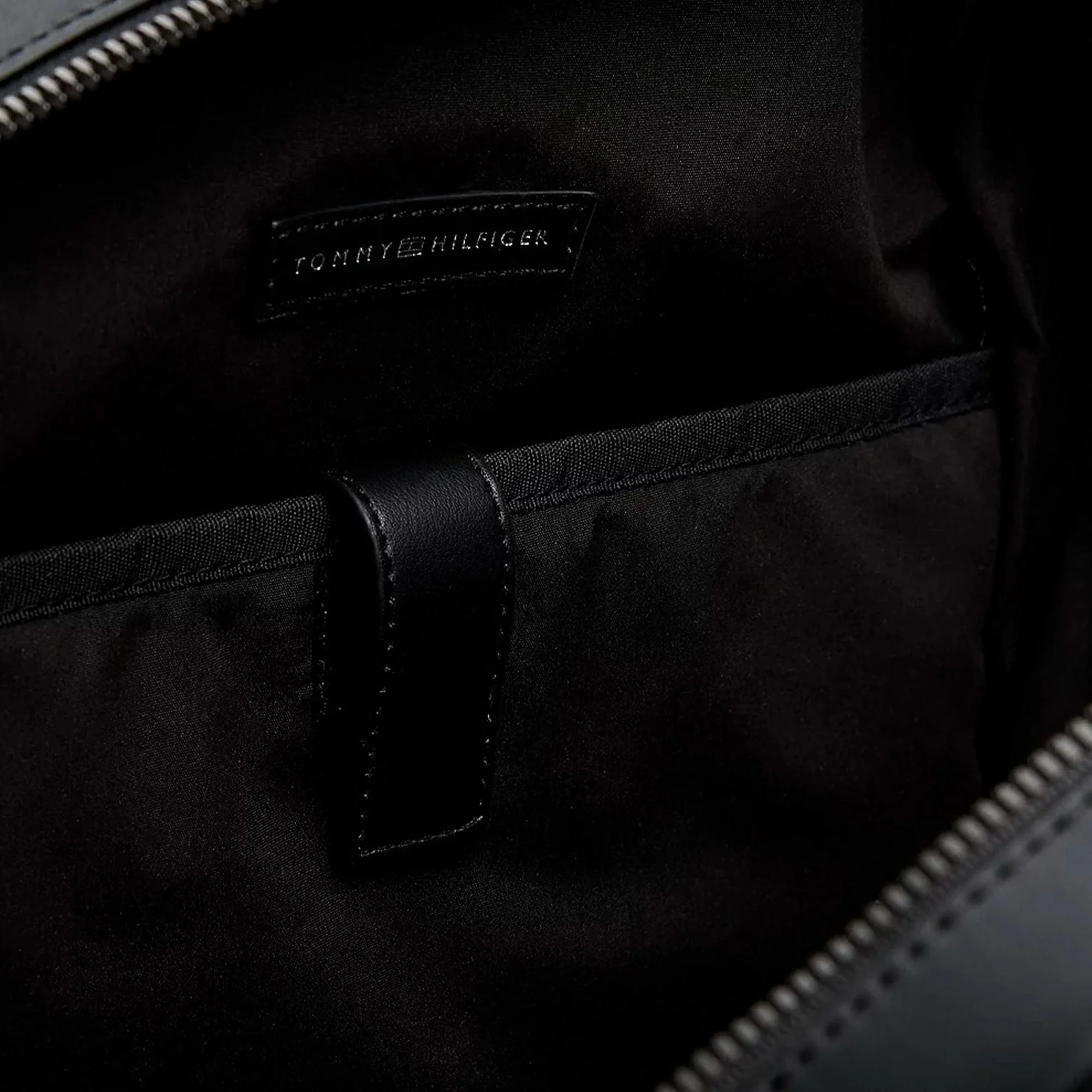 Zaino Tommy Hilfiger con stampa monogram tono su tono nero - Image 4